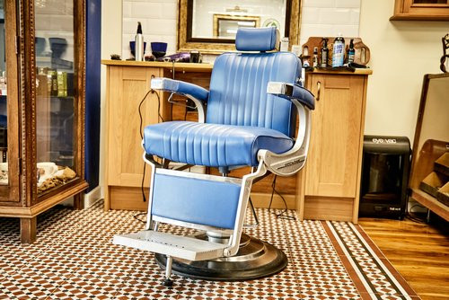 Bond's Barbershop Broadstone - Barber chair